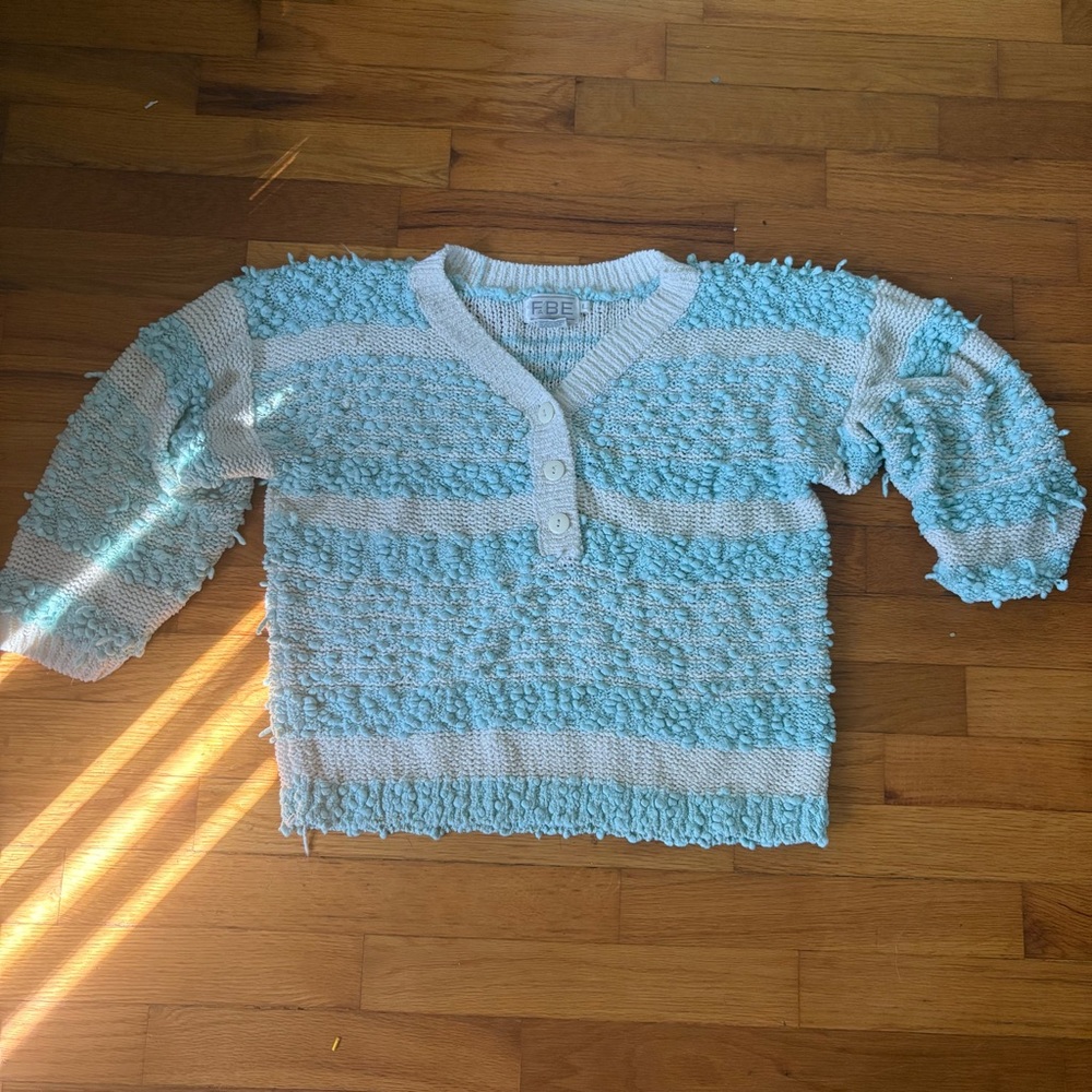 Woman’s vintage Textured Blue and White Sweater size large adorable FABE